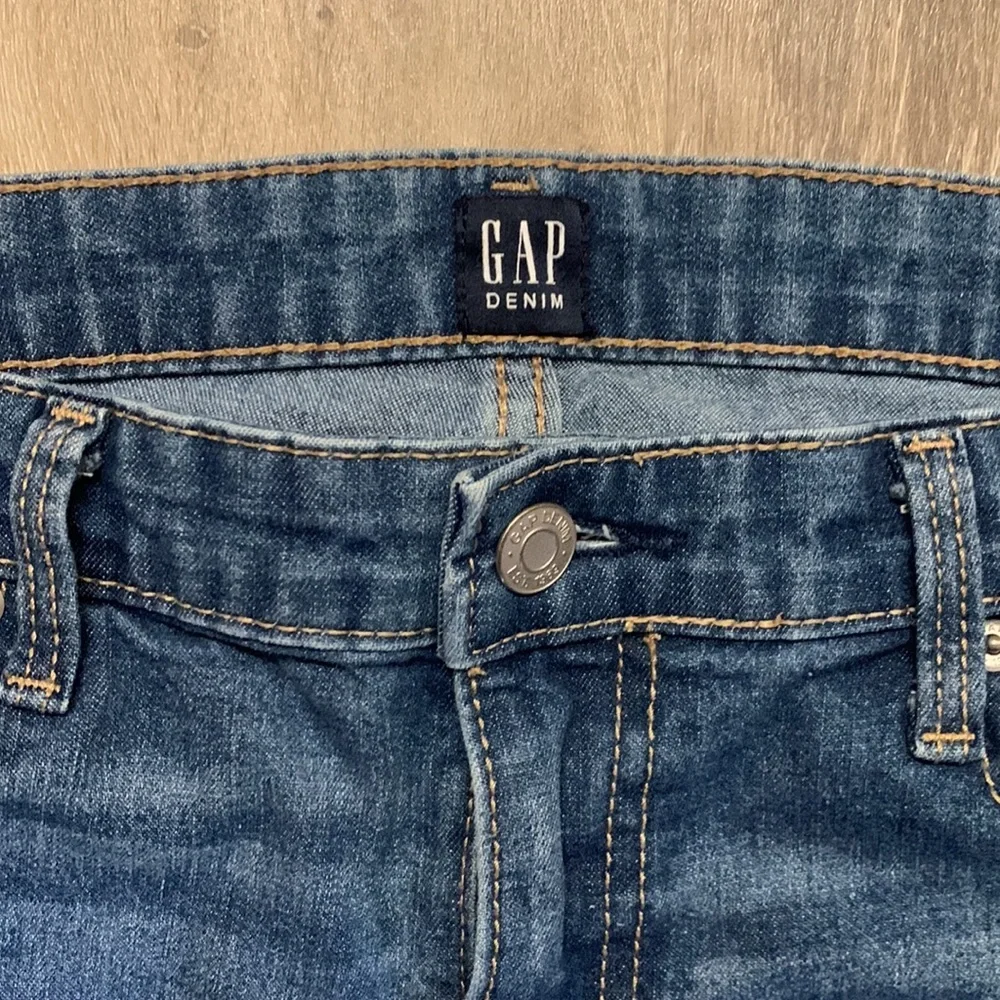 Gap Girlfriend Cut Distressed Denim 5pocket Jeans. -Host Pick-